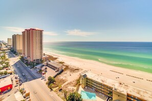 Playa en los alrededores, camastros y toallas de playa 