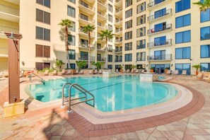Una piscina al aire libre, una piscina climatizada