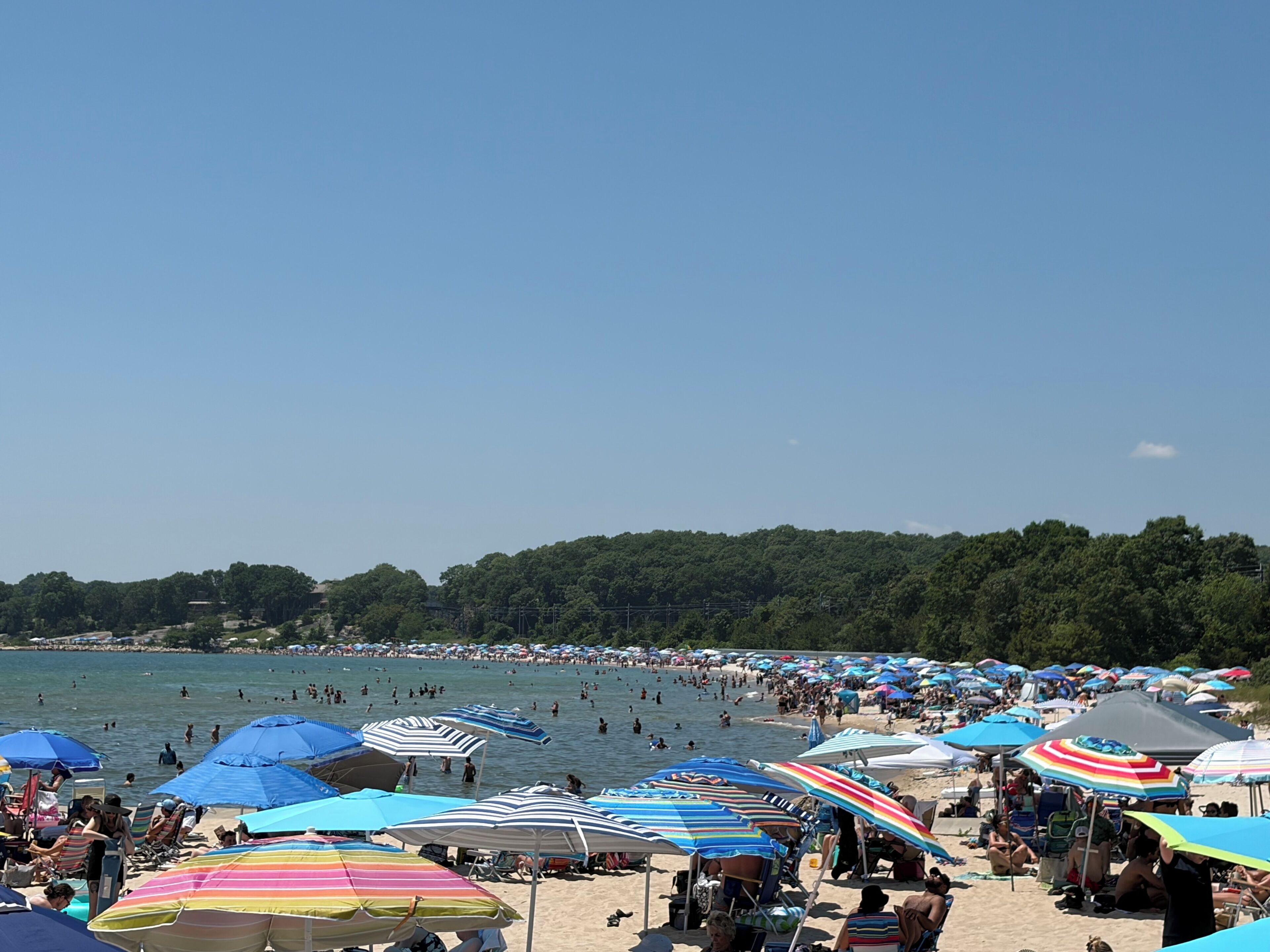 Beach nearby, sun-loungers, beach towels