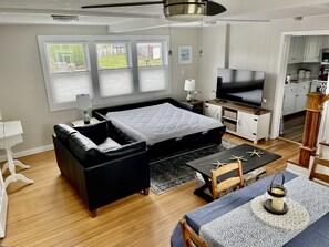 3 bedrooms, desk, iron/ironing board, travel crib - Beach Ready 3-bdrm house, Short Walk to Private Beach and Park, Lots of Parking (Niantic)