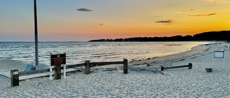 Nära stranden, solstolar och strandhanddukar