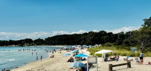 Beach Ready 3-bdrm house, Short Walk to Private Beach and Park, Lots of Parking