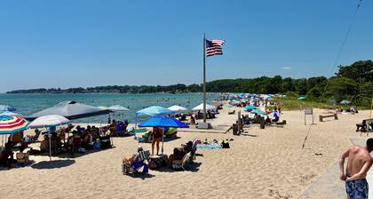 Beach Ready 3-bdrm house, Short Walk to Private Beach and Park, Lots of Parking