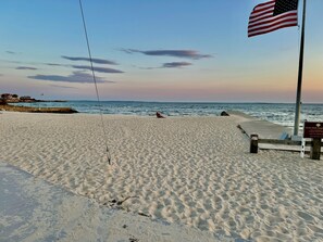 Nära stranden, solstolar och strandhanddukar