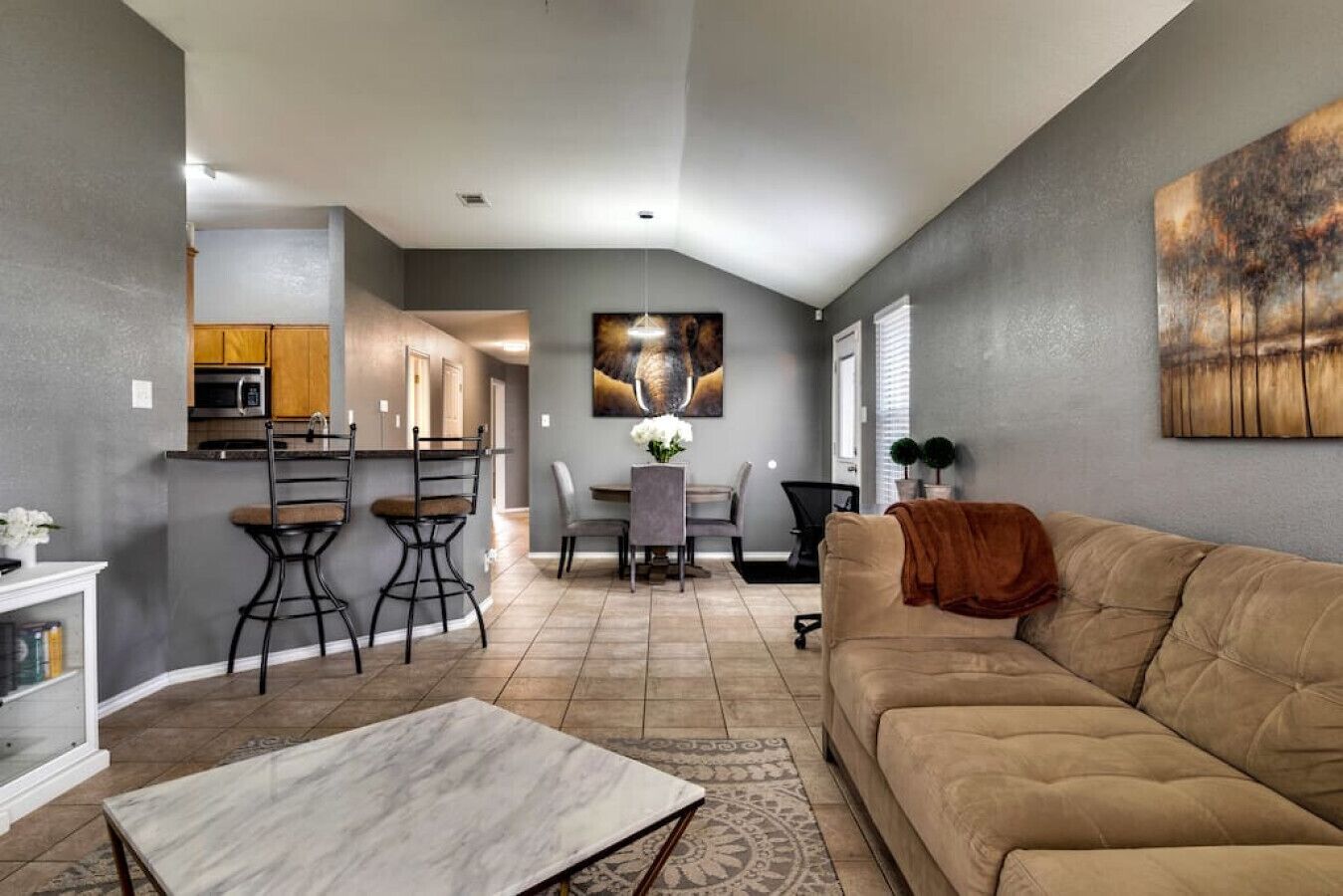 Serene Shades: Luxurious 3BR, 2BA Retreat