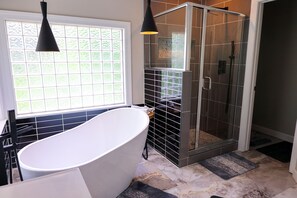Bathtub, jetted bath, hair dryer, towels - Modern secluded home minutes from DT Raleigh and NCstate (Raleigh)