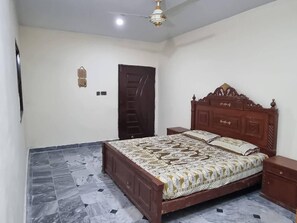 3 slaapkamers, een strijkplank/strijkijzer, wifi, beddengoed