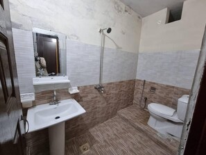 Een douche, een haardroger, handdoeken