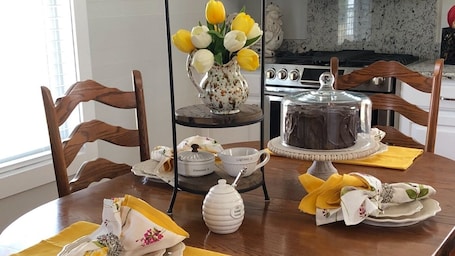 Dining. The White Magnolia Cottage