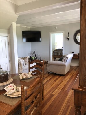 Smart TV - The White Magnolia Cottage (Round Top)