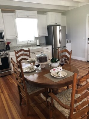 Fridge, microwave, oven, stovetop - The White Magnolia Cottage (Round Top)
