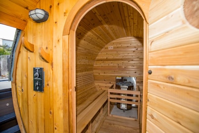 Shelter Cove Ocean View Retreat with Hot tub and Sauna