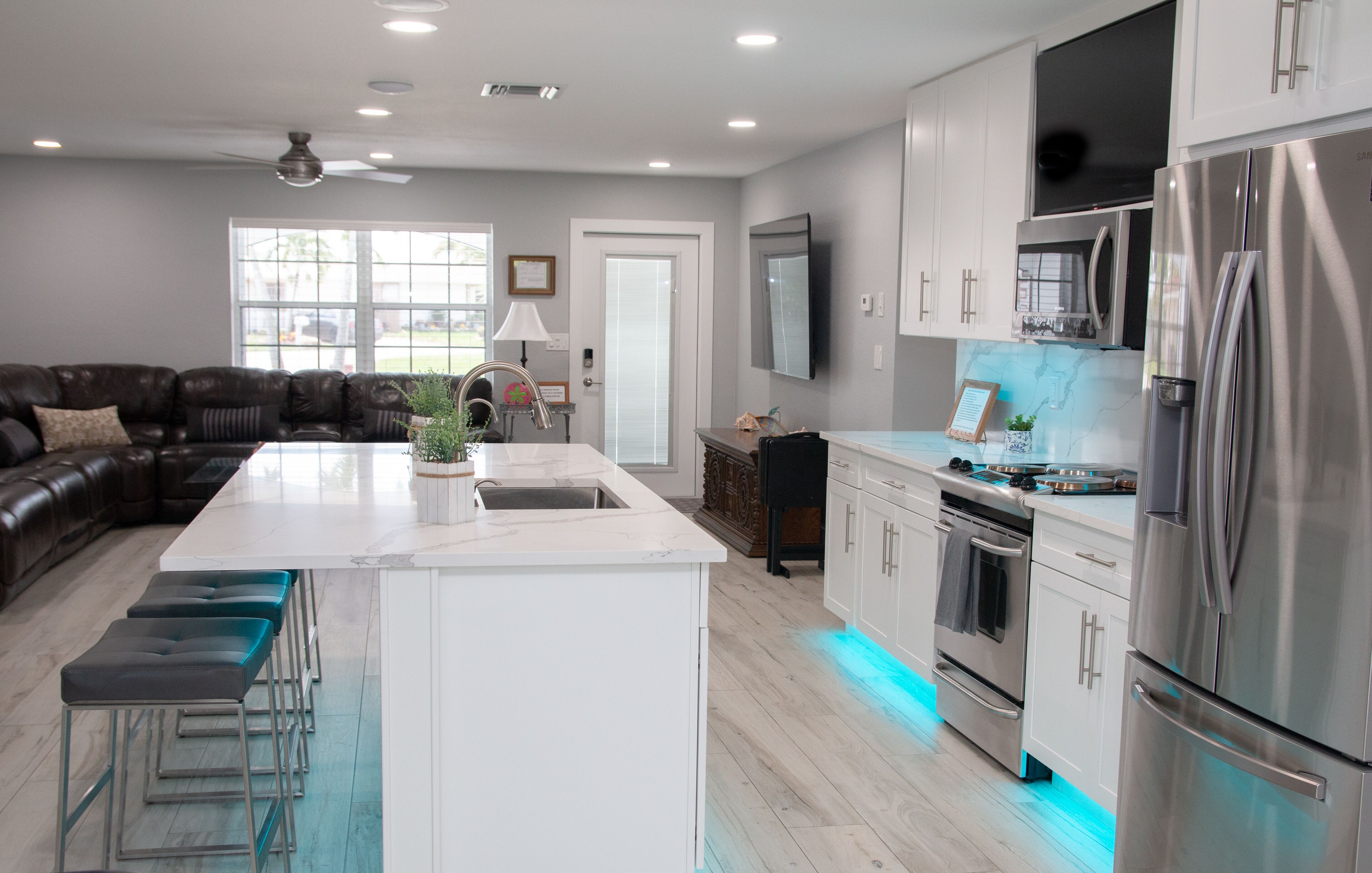 Sleeps 8 - 2 bedroom/bath & Study Remodeled Monthly
