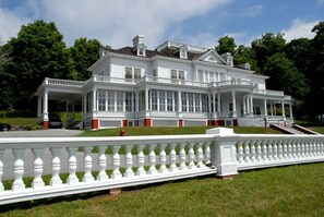 Exterior - Romantic & Secluded!  Blowing Rock, Views, Hot tub - The Secret Shack (Lenoir)