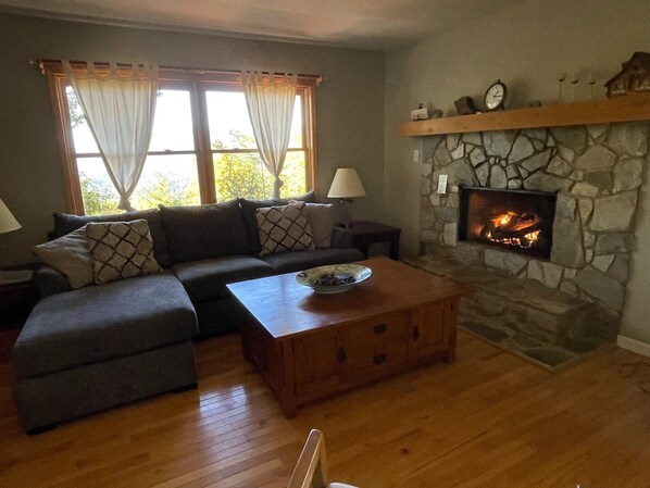 Smart-TV, Kamin, DVD-Player, Bücher