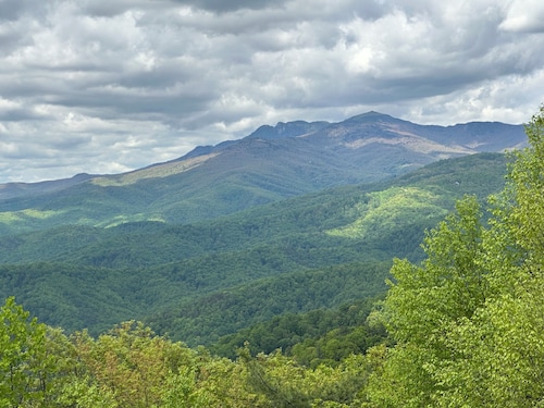 Romantic & Secluded!  Blowing Rock, Views, Hot tub - The Secret Shack