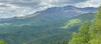 Romantic & Secluded!  Blowing Rock, Views, Hot tub - The Secret Shack