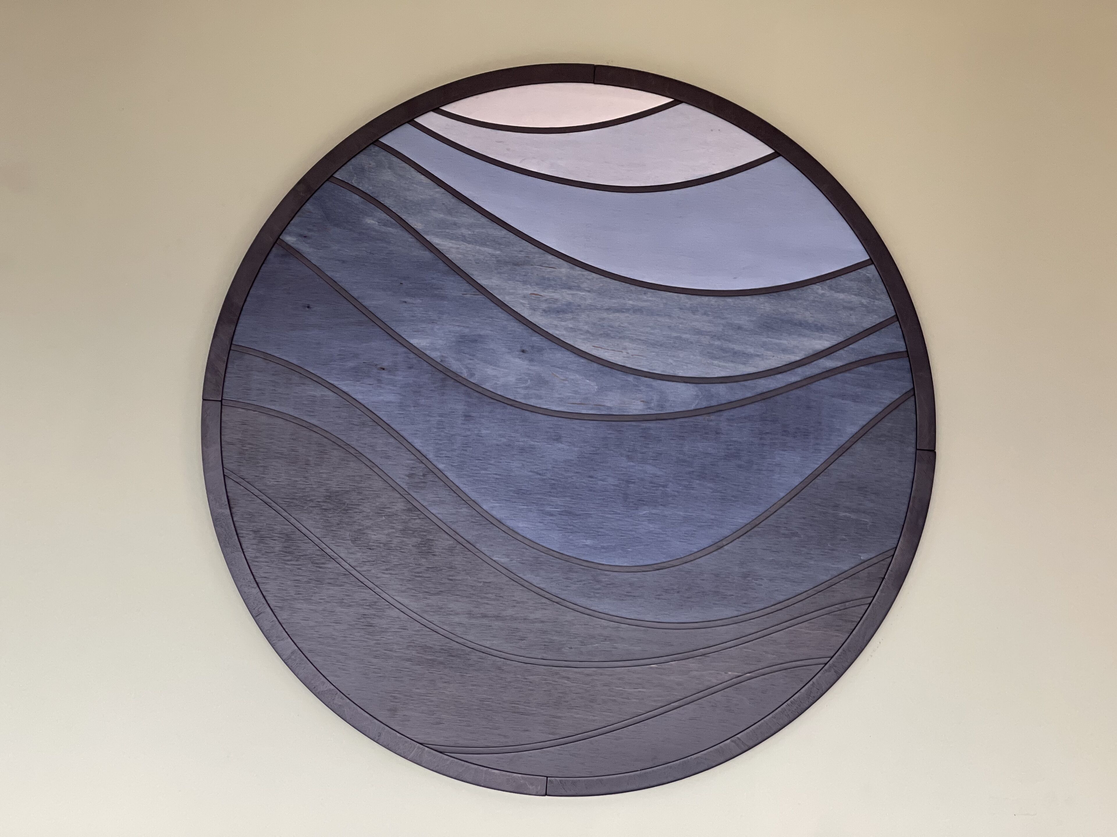 Een muur met een decoratief, abstract ontwerp.