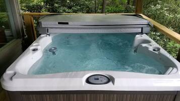 Tina de hidromasaje al aire libre