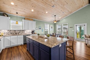 Dining - Feelin Beachy Beach House TX (Crystal Beach)