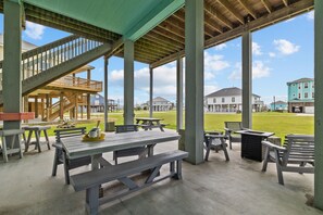 Outdoor dining - Feelin Beachy Beach House TX (Crystal Beach)