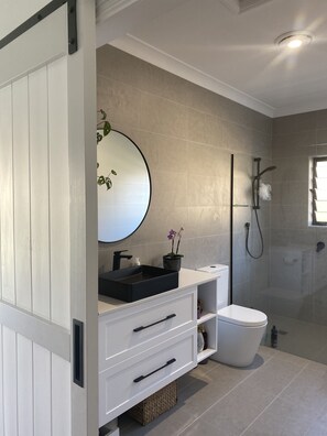 Een douche, een haardroger, handdoeken, zeep