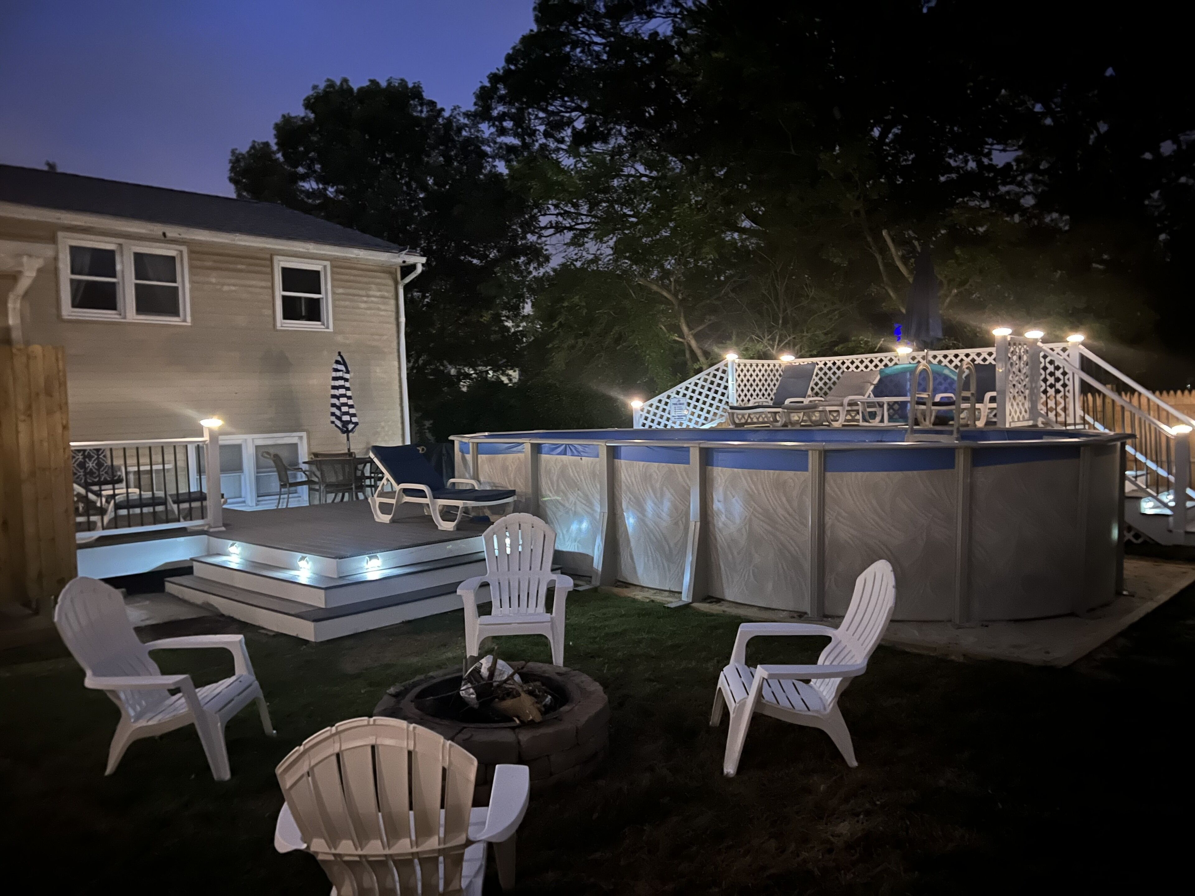 Ein Garten mit Whirlpool, Sitzgelegenheiten im Freien und einer Terrasse.