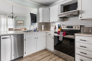 Fridge, microwave, oven, stovetop - Cape May 4 Bed Pool Oasis,Dog Friendly, Sleeps 10, Outdoor shower + Firepit + EV (Cape May)