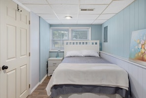 4 bedrooms, desk, iron/ironing board, free WiFi