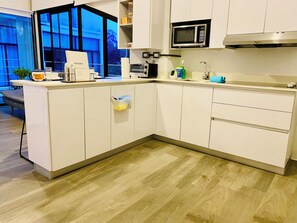 Réfrigérateur, micro-ondes, plaque de cuisson, cafetière/bouilloire