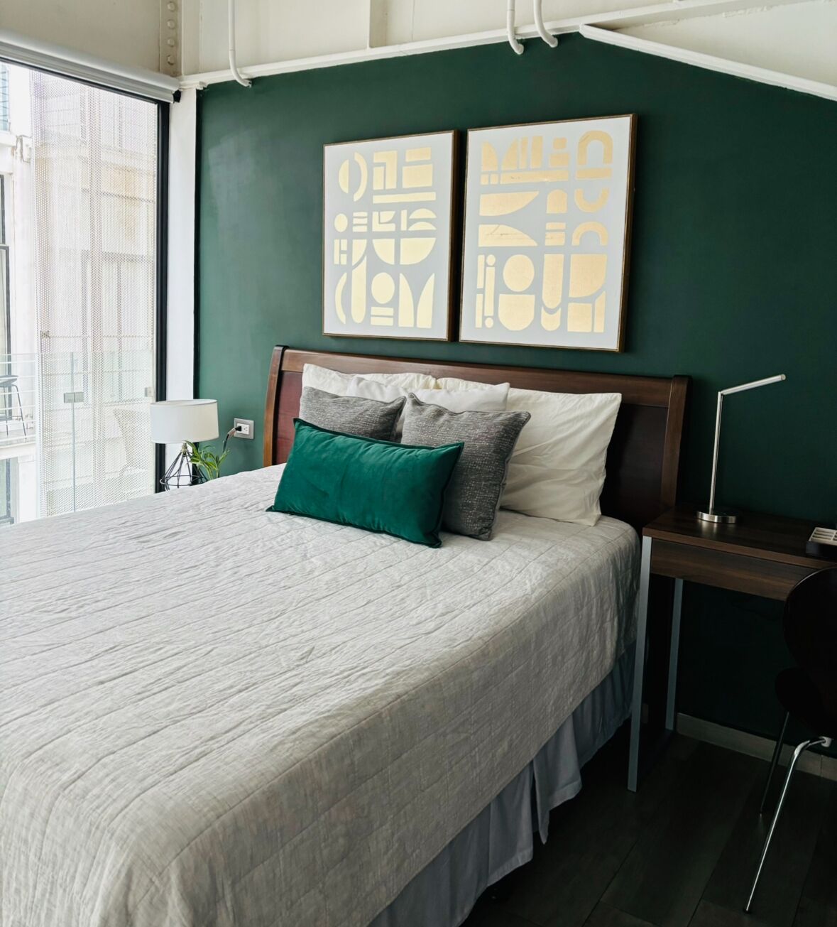 1 habitación, escritorio, tabla de planchar con plancha y cuna de viaje 