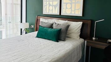 1 habitación, escritorio, tabla de planchar con plancha y cuna de viaje