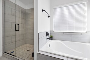 Combined shower/tub, hair dryer, towels, soap - Southern Retreat, Priv Patio with Hot Tub, Zions (Washington)