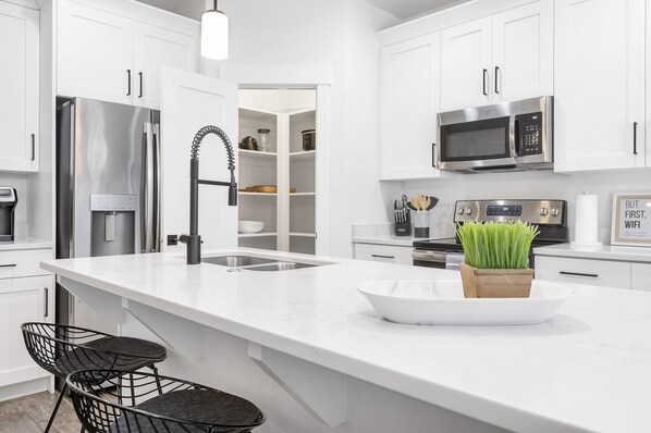 Kjøleskap, mikrobølgeovn, ovn og kokeplater