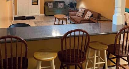 Room to Relax, spacious 1 Bedroom,Washer/Dryer,