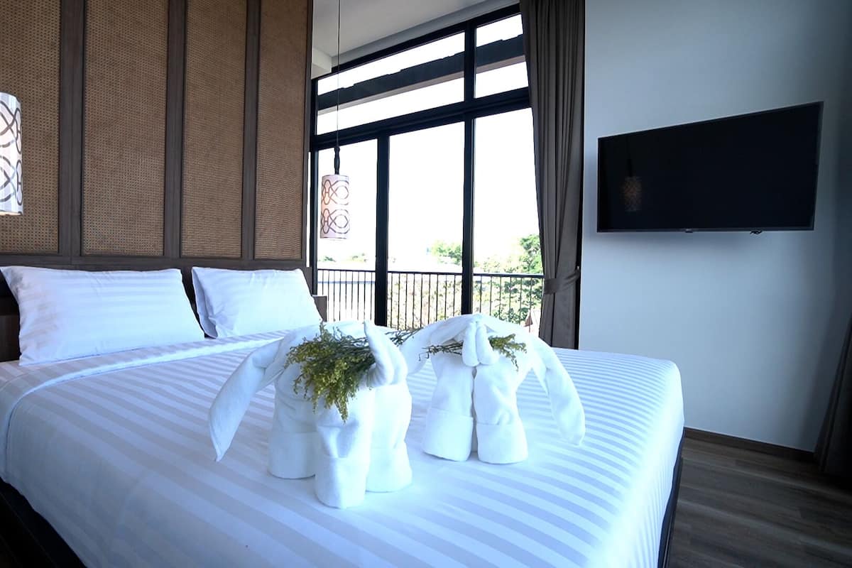 Deluxe Room | In-room safe, desk, blackout curtains, soundproofing