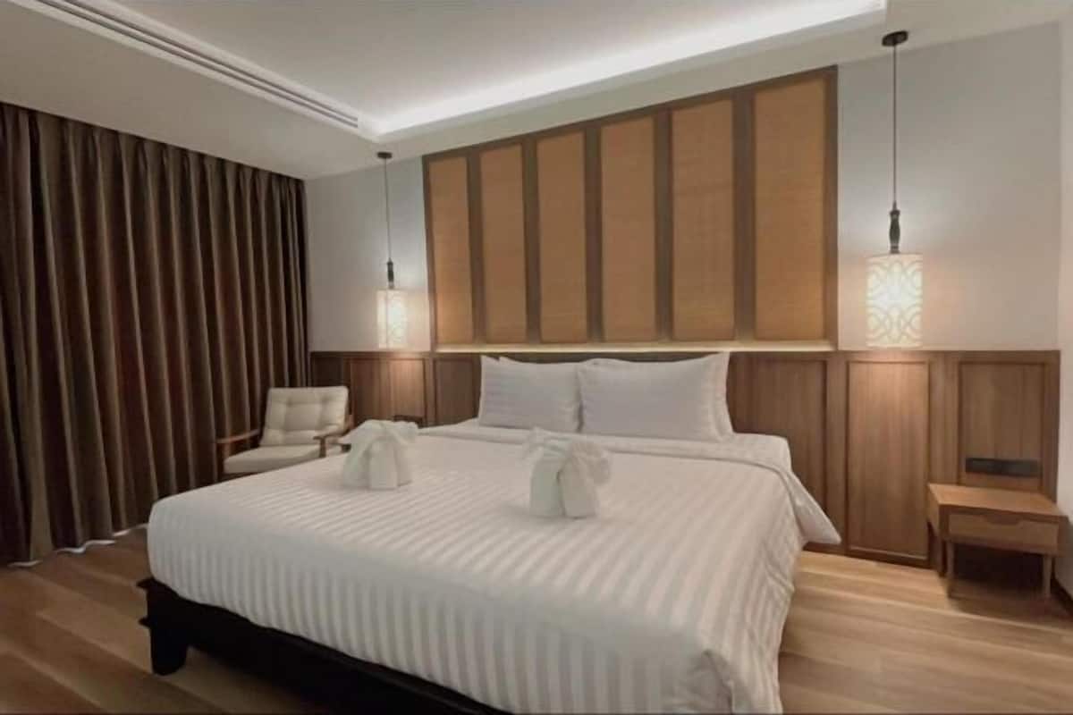 In-room safe, desk, blackout curtains, soundproofing