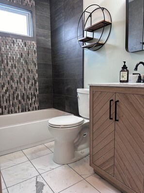 Combined shower/tub, jetted tub, hair dryer, towels