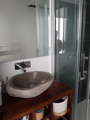 Douche, sĂšche-cheveux, papier toilette