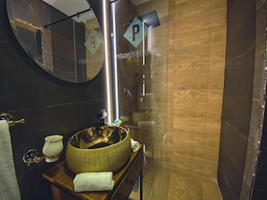 Ensemble douche/baignoire, sèche-cheveux, bidet, serviettes fournies