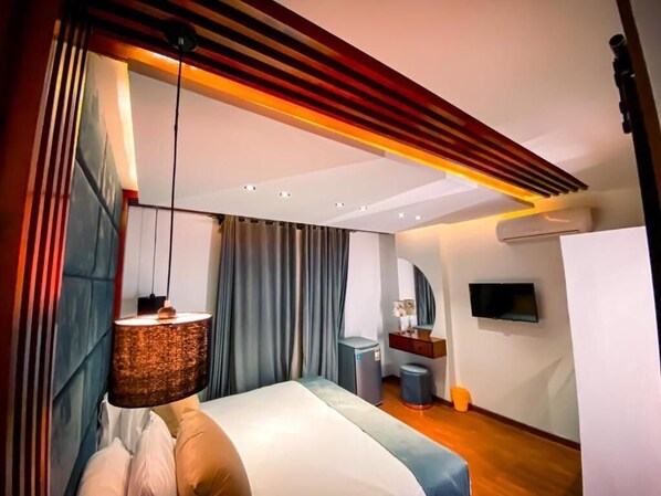 3 chambres, coffres-forts dans les chambres, bureau