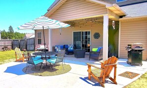 Outdoor dining - 🌟"Home-Away-From-Home" Beauty; Kid, Baby & Dog-Friendly; Veteran-Owned🌟 (Sanford)