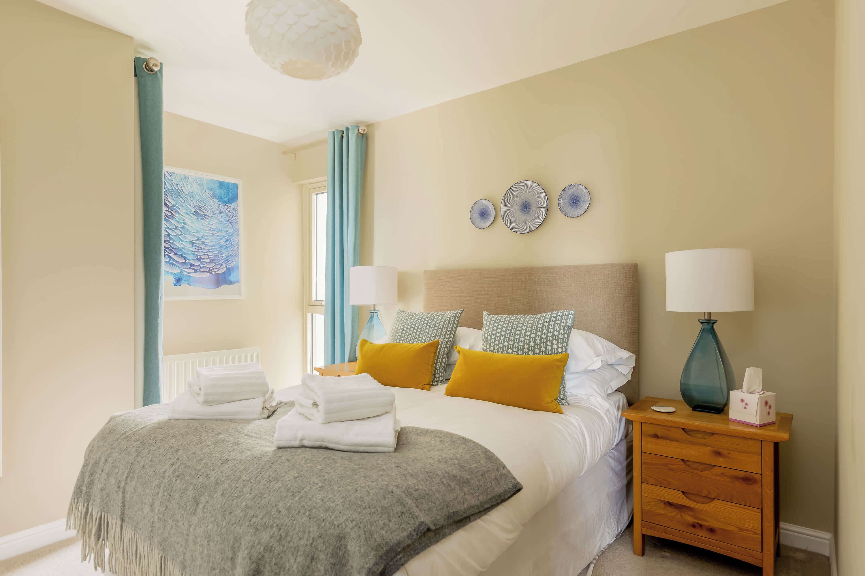 2 عدّة غرف نوم ومكواة/لوح كي وواي فاي وملاءات أسرّة