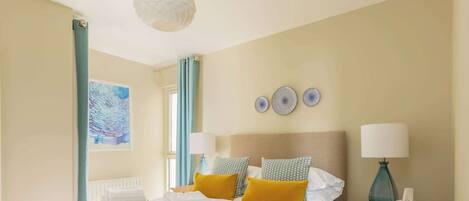 2 عدّة غرف نوم ومكواة/لوح كي وواي فاي وملاءات أسرّة