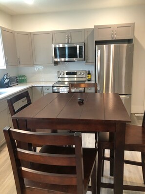 Fridge, microwave, oven, stovetop - Century Charm in the heart of Bracebridge, Muskoka (Bracebridge)