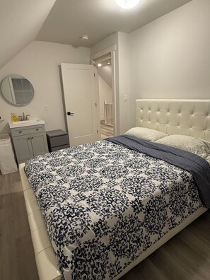 3 bedrooms, desk, iron/ironing board, travel crib - Century Charm in the heart of Bracebridge, Muskoka (Bracebridge)