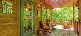 Cozy Cabin Hot tub Firepit Game Room Pool Table Gas Fireplace 5 min to GB-PF