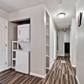 Interior - Tunnel Vision trails retreat - bike in/out (Bella Vista)