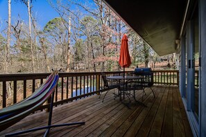 Outdoor dining - Tunnel Vision trails retreat - bike in/out (Bella Vista)