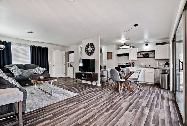 Smart TV - Tunnel Vision trails retreat - bike in/out (Bella Vista)